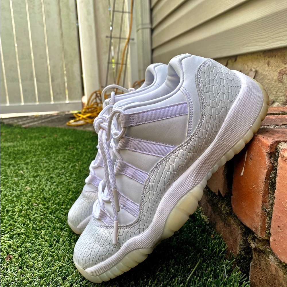 Air Jordan 11 Retro Low Women’s 8.5